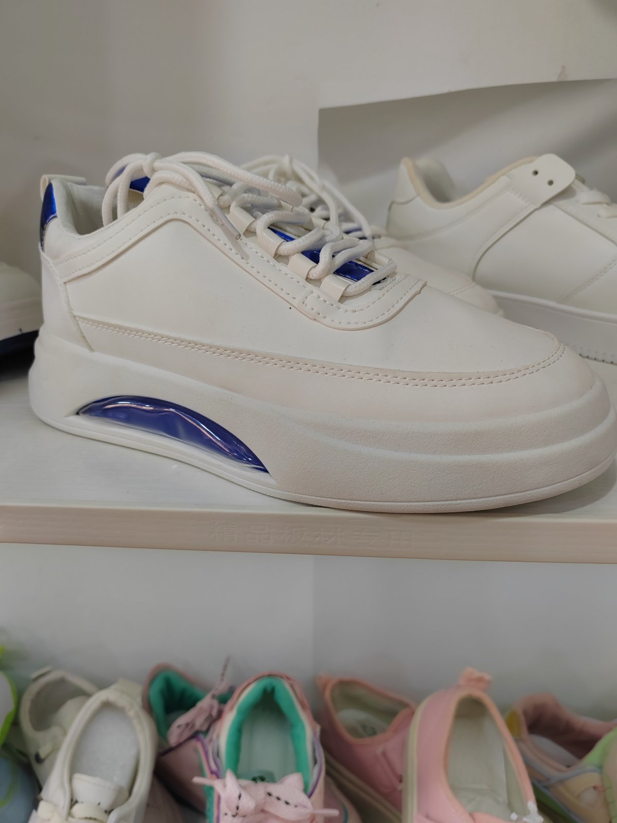 潮款休闲鞋--39码 --编码（85）