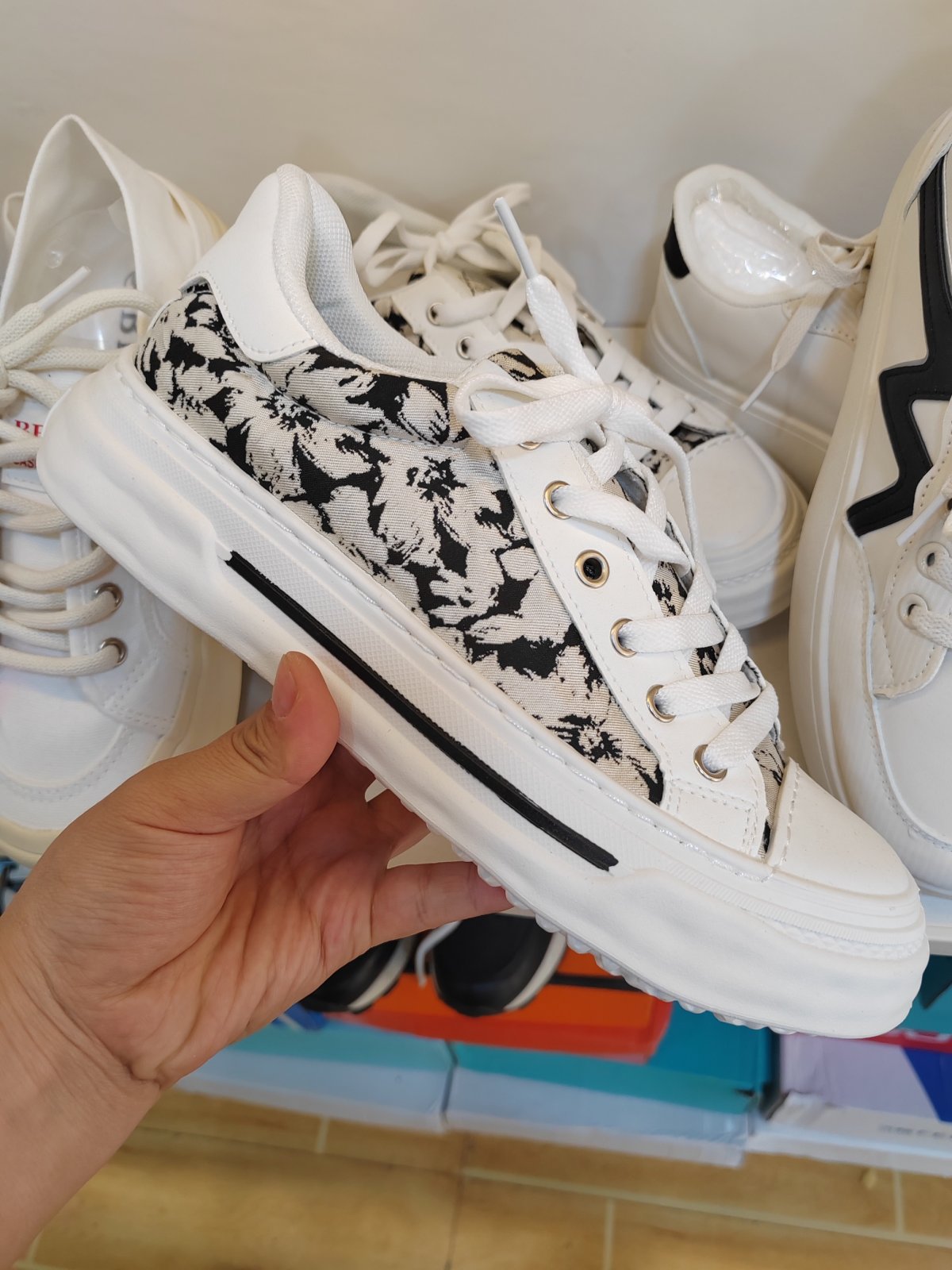 潮款休闲鞋--40码 --编码（100）