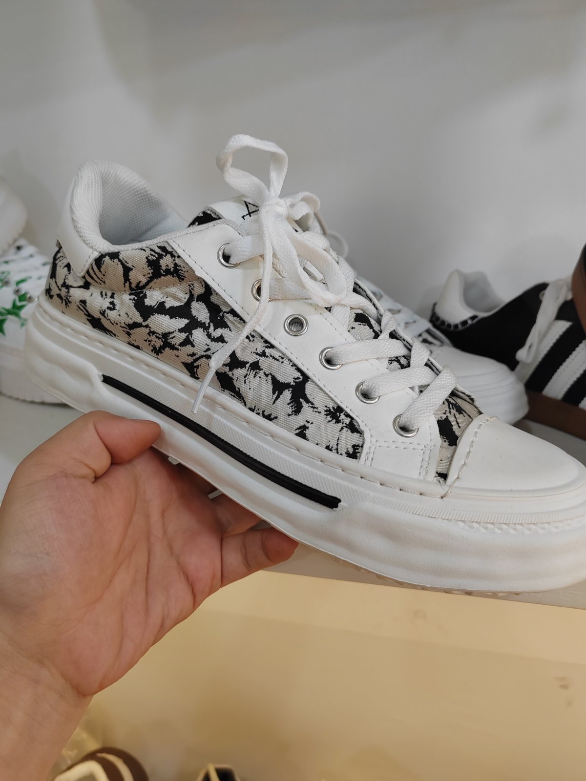 潮款休闲鞋--41码 --编码（105）