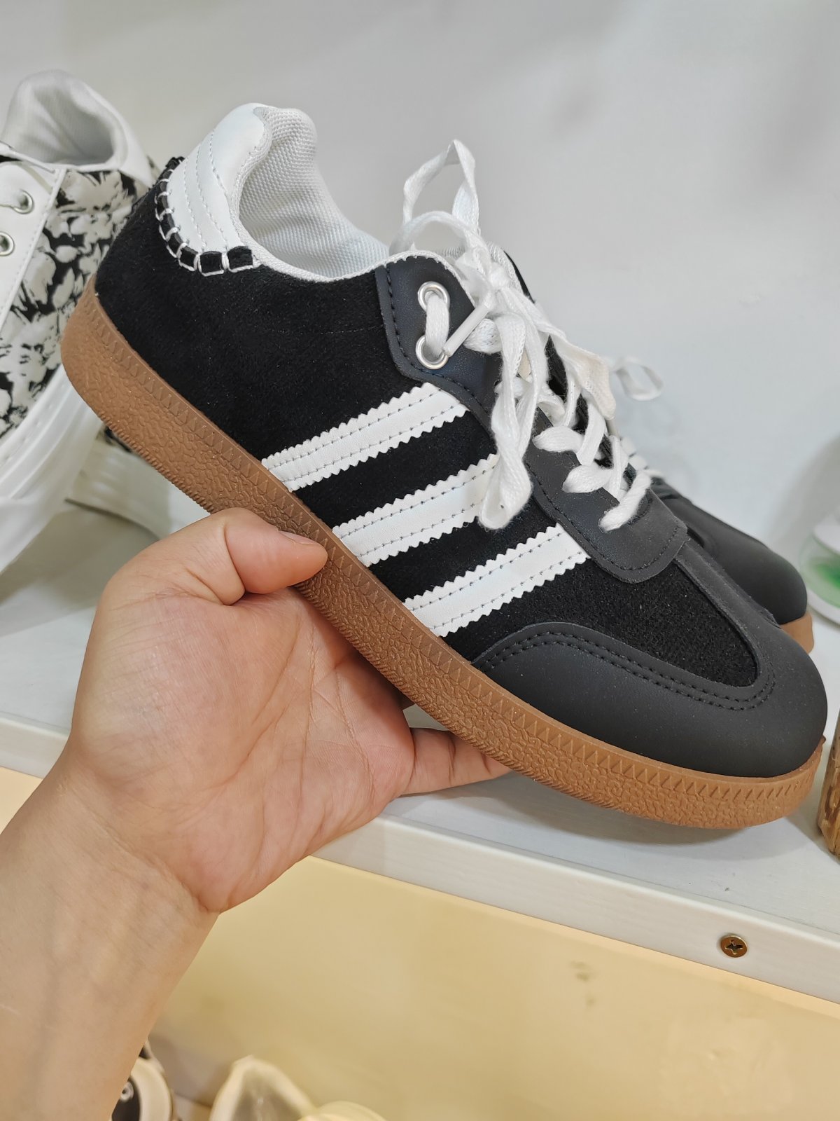 潮款休闲鞋--41码 --编码（106）