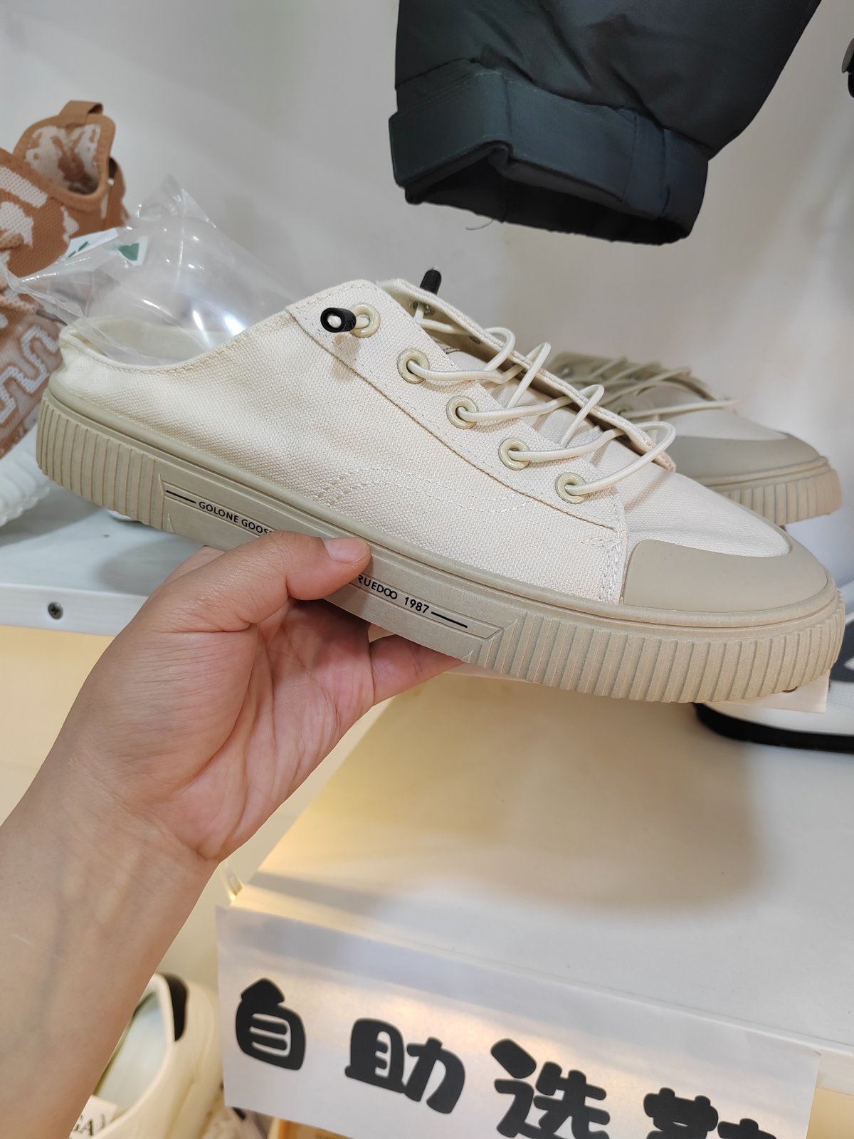 潮款休闲鞋--42码 --编码（108）