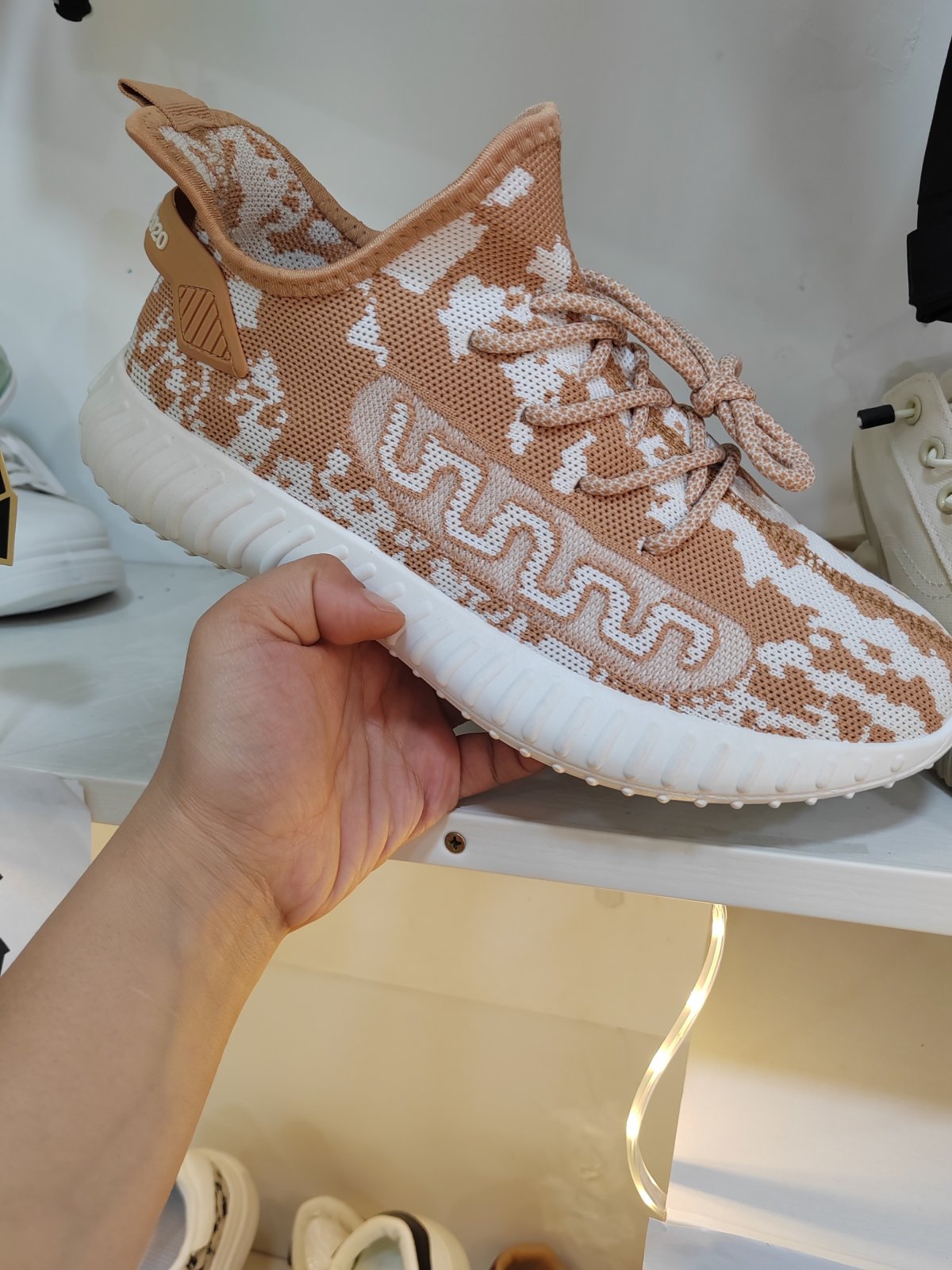 潮款休闲鞋--42码 --编码（108-1）